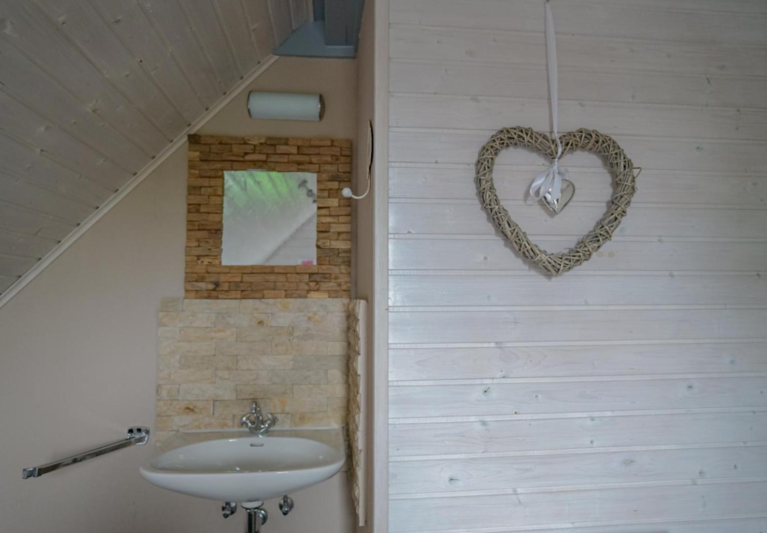 Ferienhaus "Gestiefelter Kater" Am See Im Bergland キルヒハイム エクステリア 写真